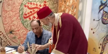 استمتع بجمال الخط المغربي الأصيل مع جلسة شاي تقليدية في أجواء معرض الشارقة للكتاب
