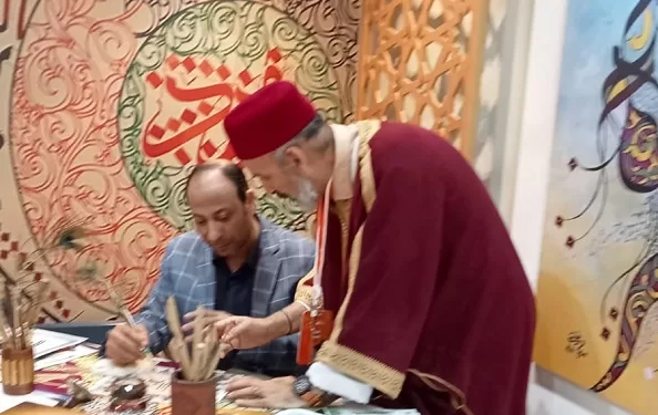 استمتع بجمال الخط المغربي الأصيل مع جلسة شاي تقليدية في أجواء معرض الشارقة للكتاب