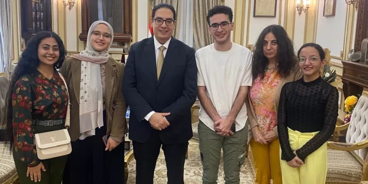 رئيس جامعة القاهرة يشيد بمجلة «هجرة» الشبابية المتخصصة لدعم المبادرات الطلابية وتعزيز البحث العلمي