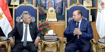 رئيس جامعة المنصورة والسفير السوداني يبحثان تعزيز التعاون بين الجانبين