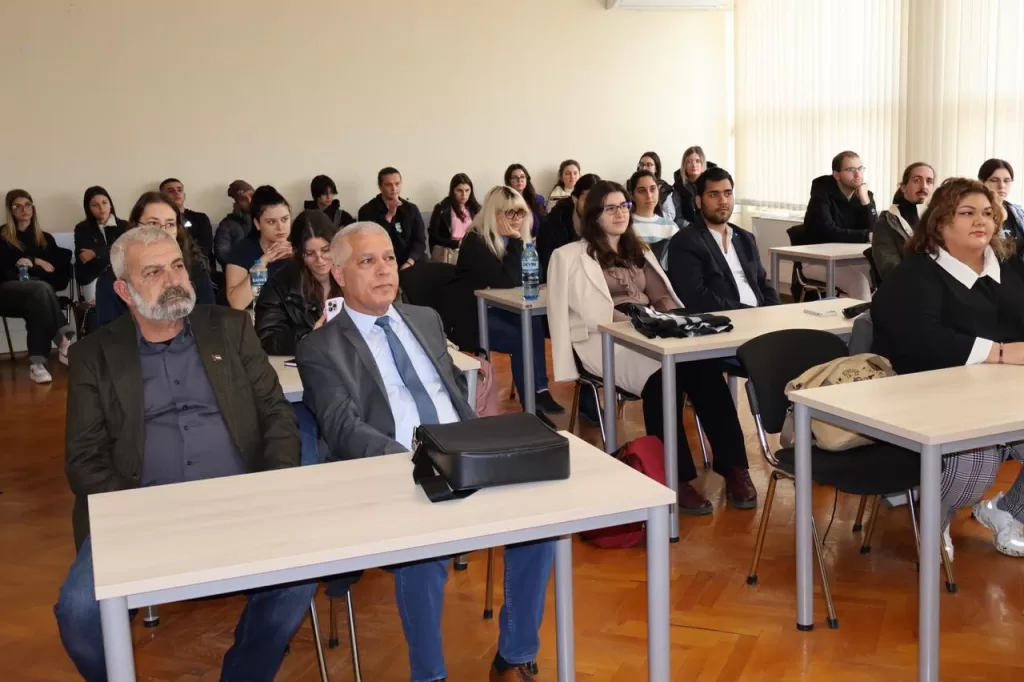 رئيس جامعة المنصورة يلتقي الطلاب الدارسين بجامعة ببلغاريا 2 - جريدة الجمهورية 22 1 - جريدة الجمهورية