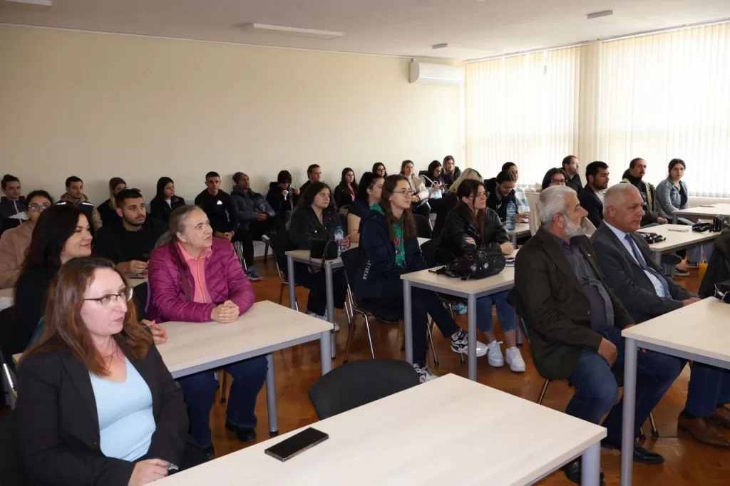 رئيس جامعة المنصورة يلتقي الطلاب الدارسين بجامعة ببلغاريا 4 - جريدة الجمهورية 24 1 - جريدة الجمهورية
