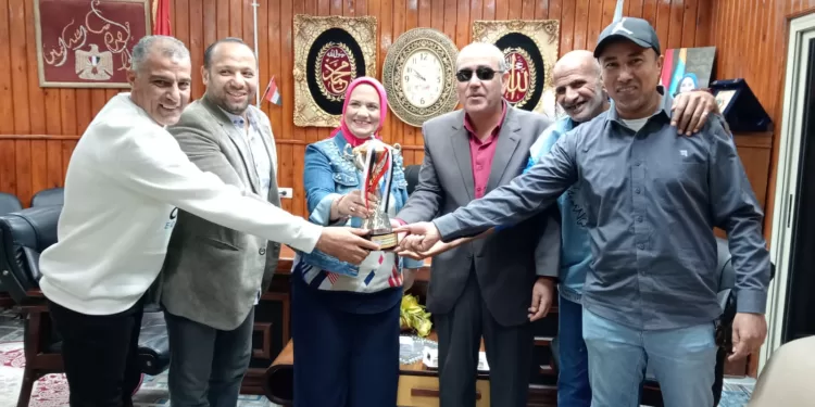 مديرة تعليم مطروح تكرم أبطال تنس الطاولة لحصولهم على المركز الثالث بدوري المصالح الحكومية 1 - جريدة الجمهورية مديرة تعليم مطروح تكرم أبطال تنس الطاولة لحصولهم على المركز الثالث بدوري المصالح الحكومية