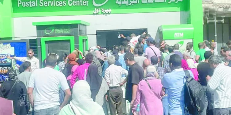 زحام وتسابق: الآلاف أمام مكاتب البريد لشراء كراسات «سكن لكل المصريين»