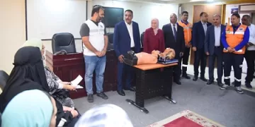 محافظ مطروح يتفقد ورش تدريب خريجات الجامعة