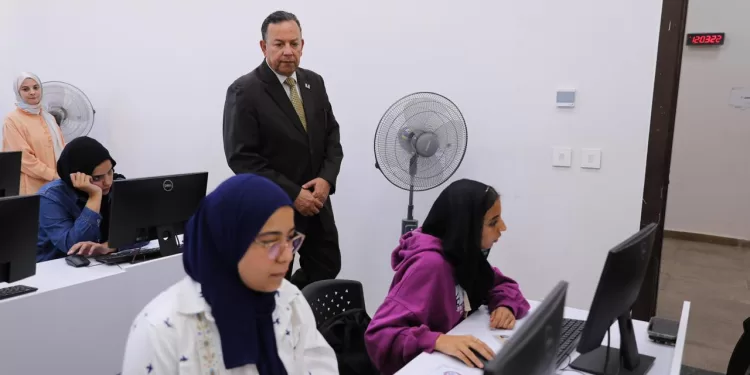 رئيس جامعة المنصورة الجديدة يتفقد الحرم الجامعي لمتابعة سير العملية التعليمية واختبارات اللغة الإنجليزية