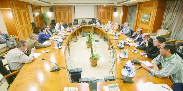 رئيس جامعة القاهرة فى «صالون الجمهورية» تطوير المناهج لتتناسب مع احتياجات سوق العمــل .. والجامعات الخاصة لم تسحب البساط من «الحكومية» 1 - جريدة الجمهورية رئيس النادى ينفى أنباء حرمان الفريق من اللعب بالدورى