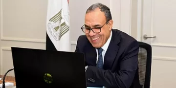 وزير الخارجية والهجرة يعقد لقاءً افتراضيًّا مع رئيس المنتدى الاقتصادي العالمي