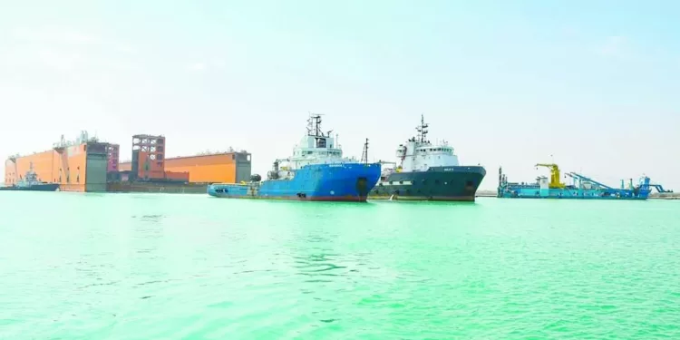 أكبر عملية عبور نوعية.. بمشاركة «5 قاطرات».. فى المجرى الملاحى الجديد: «يوم تاريخى» لقناة السويس 1 - جريدة الجمهورية أكبر عملية عبور نوعية.. بمشاركة «5 قاطرات».. فى المجرى الملاحى الجديد: «يوم تاريخى» لقناة السويس