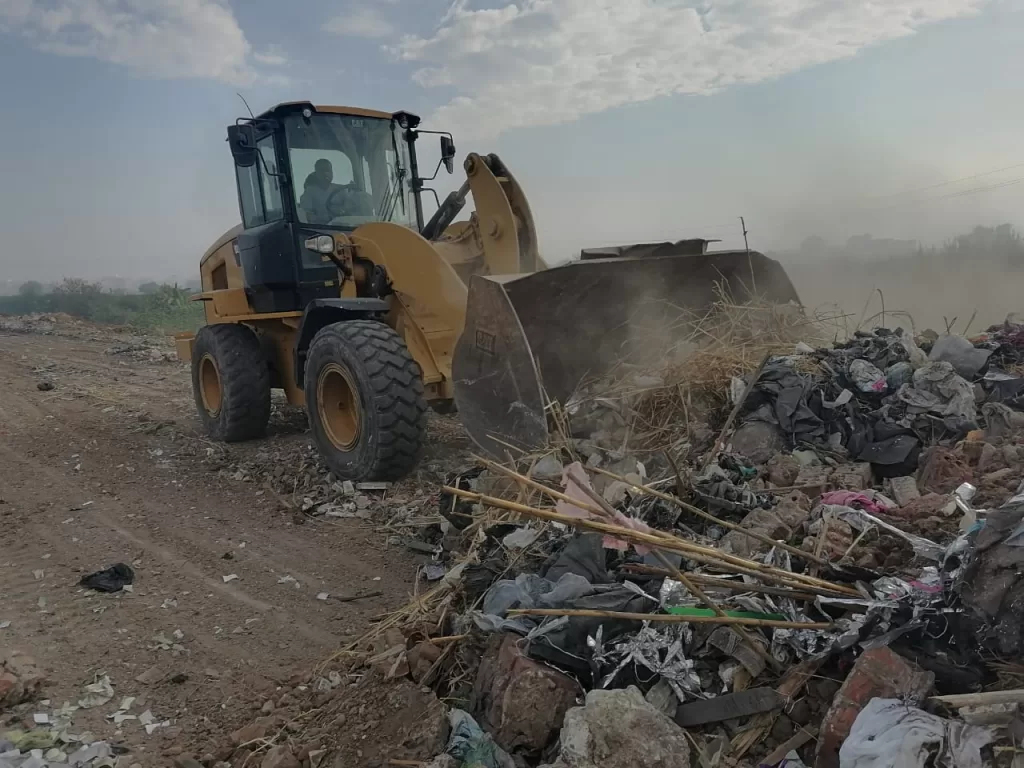 حملة مكثفة لإزالة مخلفات البناء وتجميل مداخل طلخا 8 - جريدة الجمهورية WhatsApp Image 2024 11 03 at 1.18.06 PM - جريدة الجمهورية