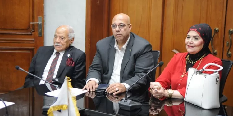 42 حزباً سياسيًا يتكاتفون لتعزيز دور النقابات في رفع الوعي وتحسين الأداء العمالي