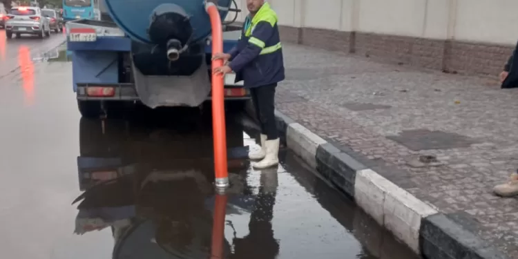 رئيس صرف صحى القاهرة لـ«الجمهورية»: سيطرنا على الأمطار خلال ساعتين واستمرار حالة الطوارئ 1 - جريدة الجمهورية رئيس صرف صحى القاهرة لـ«الجمهورية»: سيطرنا على الأمطار خلال ساعتين واستمرار حالة الطوارئ