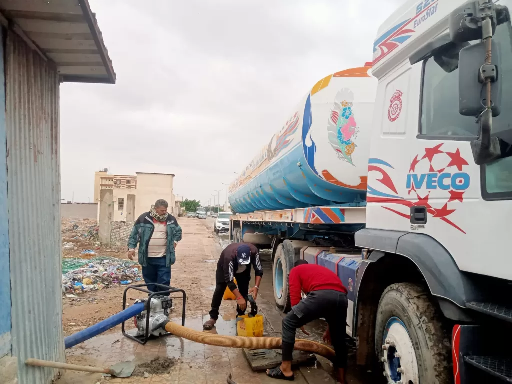 طوارئ بمرسي مطروح لسرعة رفع تجمعات مياه الأمطار من الشوارع 2 | جريدة الجمهورية