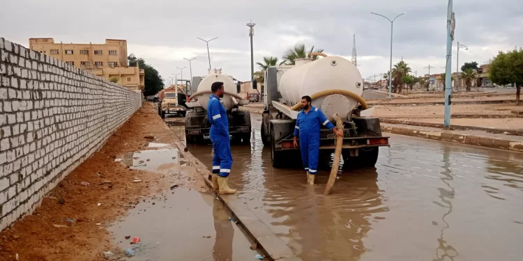 طوارئ بمرسي مطروح لسرعة رفع تجمعات مياه الأمطار من الشوارع