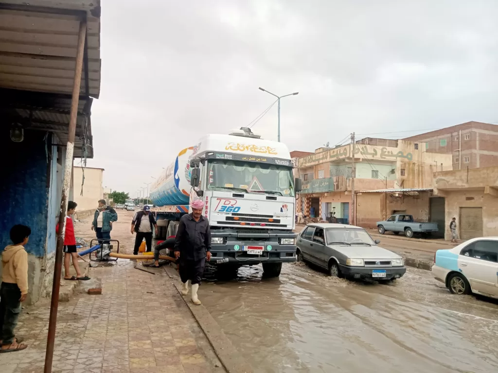 طوارئ بمرسي مطروح لسرعة رفع تجمعات مياه الأمطار من الشوارع 4 | جريدة الجمهورية