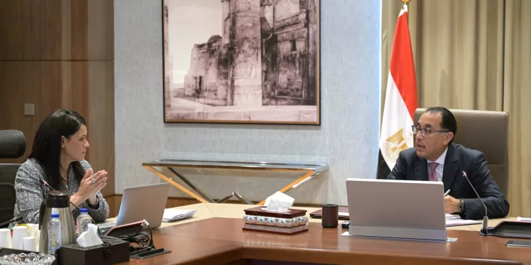 رئيس الوزراء يستعرض مع وزيرة التخطيط آخر التطورات في ملفات الاقتصاد والاستثمار