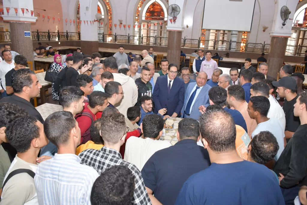 رئيس جامعة القاهرة يطمئن على أحوال الطلاب ويوجه بتطوير الخدمات بالمدينة الجامعية 9 - جريدة الجمهورية WhatsApp Image 2024 11 13 at 9.23.48 AM - جريدة الجمهورية