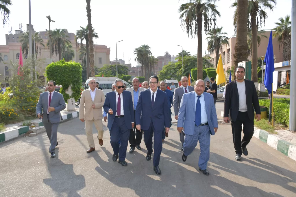 رئيس جامعة القاهرة يطمئن على أحوال الطلاب ويوجه بتطوير الخدمات بالمدينة الجامعية 10 - جريدة الجمهورية WhatsApp Image 2024 11 13 at 9.23.49 AM - جريدة الجمهورية