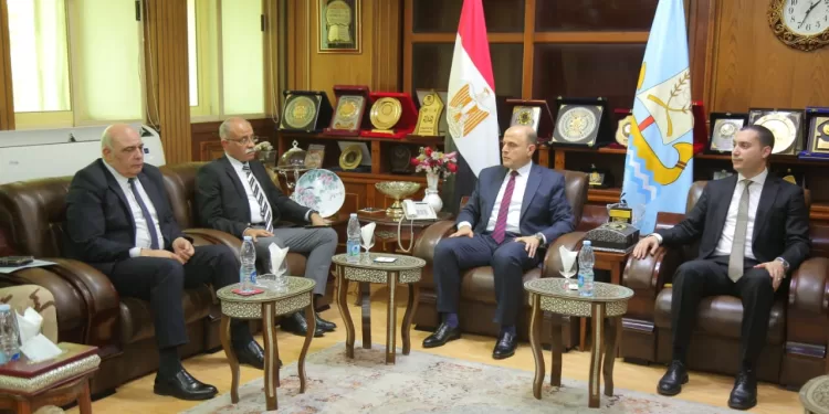 محافظ كفر الشيخ يناقش استعدادات انطلاق القوافل الطبية مع قيادات المنطقة الشمالية العسكرية