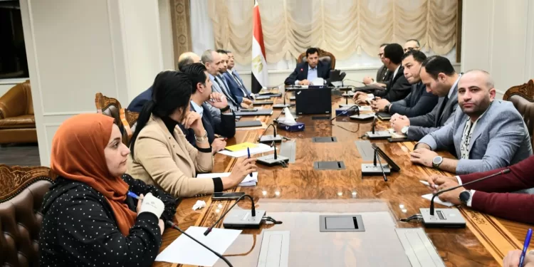 وزير الشباب والرياضة يناقش مع فريقه آليات تحقيق الاستدامة المالية 1 - جريدة الجمهورية صبحي يضيف إنجازًا جديدًا للرياضة المصرية بافتتاح أول ملعب بادل عائم في إفريقيا