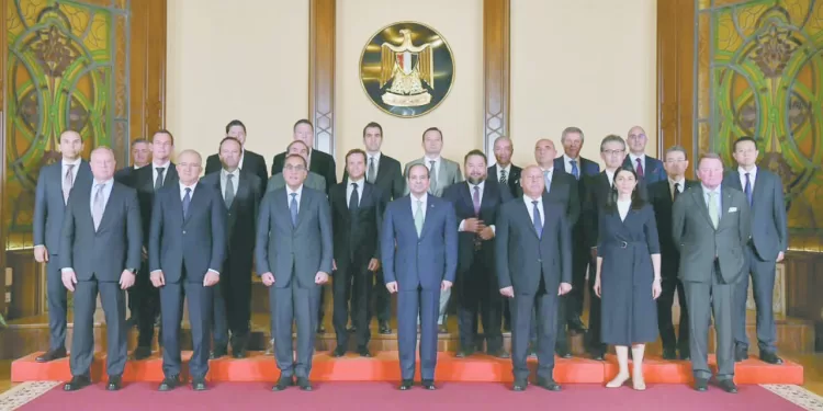 تحسين مناخ الاستثمار: تحسين مناخ الاستثمار الرئيس خلال لقاء رؤساء كبريات الشركات الدولية