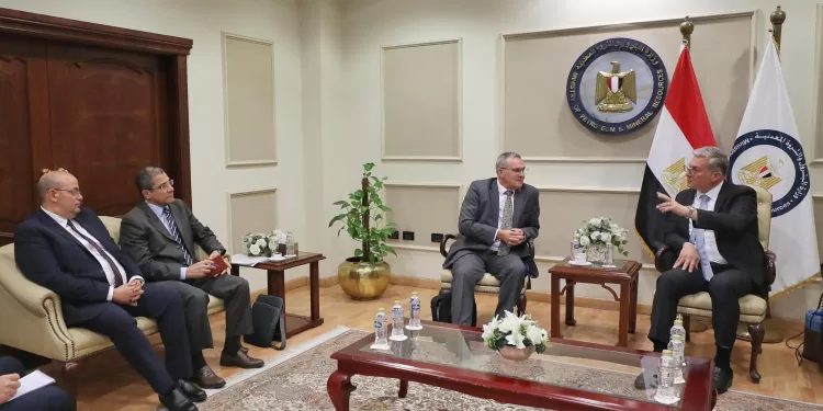 وزير البترول يعلن عن التوسع فى البحث والاستكشاف باستثمارات ضخمة لزيادة الإنتاج في البحر المتوسط والصحراوين