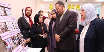 د.معوض الخولي يفتتح معرضاً لمشاريع طلاب التمريض بجامعة المنصورة الجديدة