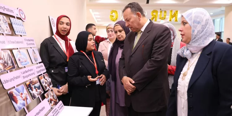 د.معوض الخولي يفتتح معرضاً لمشاريع طلاب التمريض بجامعة المنصورة الجديدة