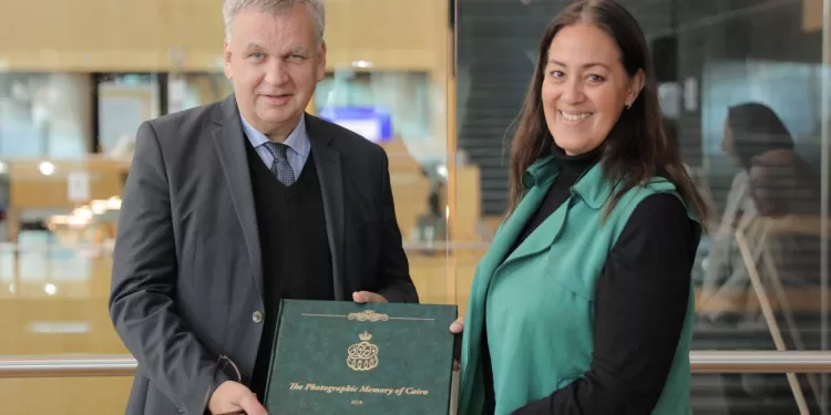 سفير ألمانيا الجديد يعيش تجربة فريدة في قلب المعرفة بمكتبة الإسكندرية