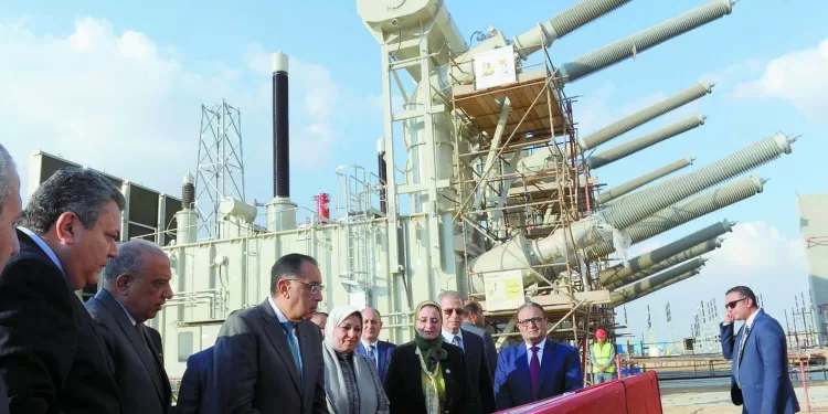 «مدبولى» يتفقد محطة الربط المصرى – السعودى بـ «بدر»: الرئيس حريص على متابعة المشروع وخطوات التنفيذ «أولا بأول»