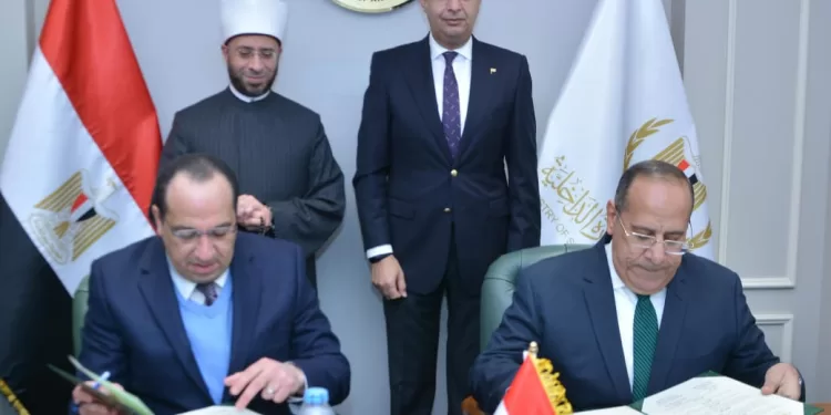 اتفاقية شراكة بين التموين والأوقاف لتوزيع 1000 طن من السلع الغذائية للفئات الأكثر احتياجًا