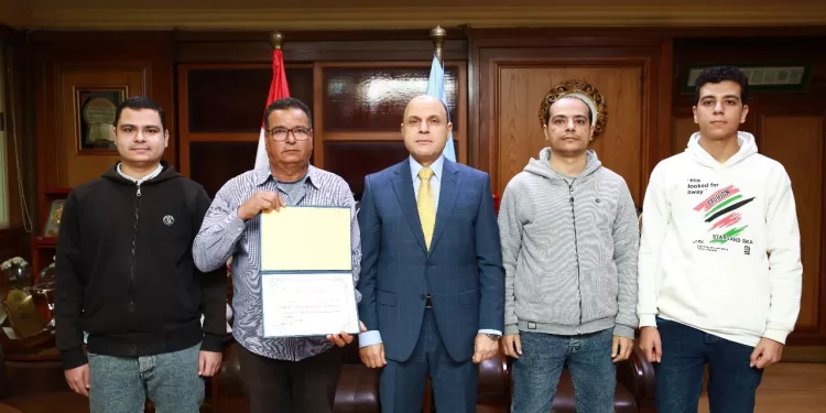 محافظ كفر الشيخ يكرم «شعبان عامر».. من موظف بسيط لبطل قصة كفاح تُلهم الأجيال