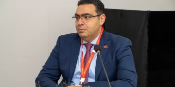 رسميًا.. إي آند مصر تُطلق خدمة الشريحة المدمجة eSIM في السوق المصري