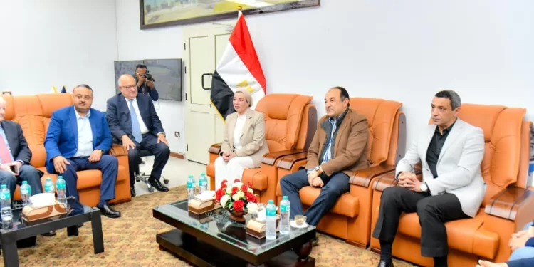 تعزيز التعاون البيئي في السويس.. وزيرا البيئة وقطاع الأعمال يتفقدا المشروعات الصناعية 1 - جريدة الجمهورية وزيرا قطاع الأعمال والبيئة يتفقدا محطة تحلية المياه بالنصر للأسمدة