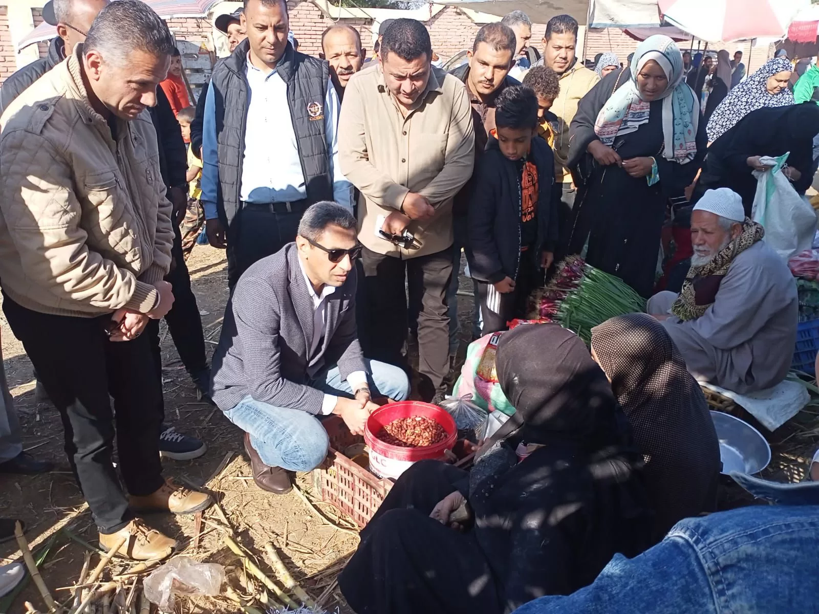 جولة ميدانية لمحافظ السويس لضمان توافر السلع بأسعار مناسبة 2 - جريدة الجمهورية WhatsApp Image 2024 12 08 at 8.51.19 PM 1 - جريدة الجمهورية