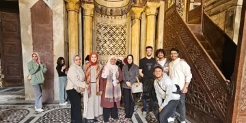 طلاب فنون «حلوان الأهلية» يستكشفون فن العمارة الإسلامية في شارع المعز