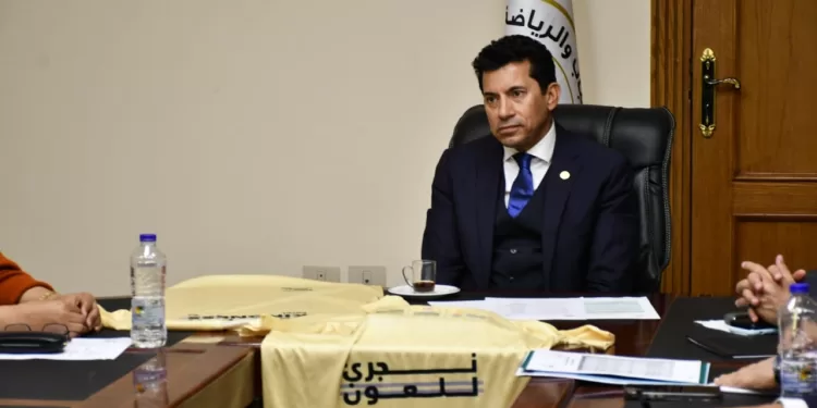 وزير الشباب يستعرض آخر استعدادات ماراثون زايد الخيري والإجراءات الاحترازية