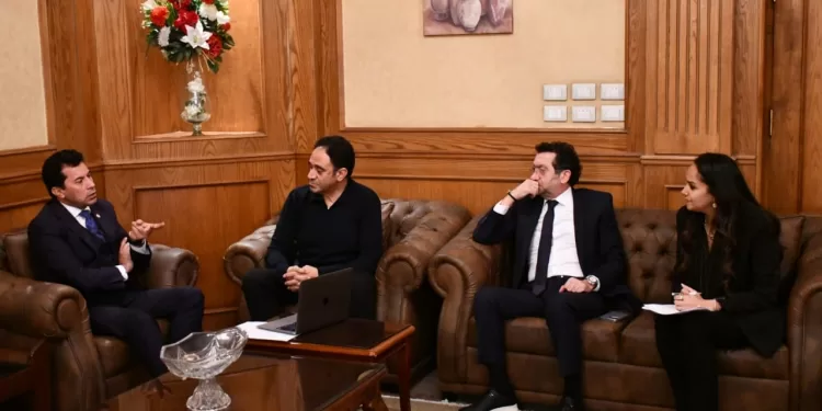 وزير الشباب يستعرض آخر استعدادات ماراثون زايد الخيري والإجراءات الاحترازية