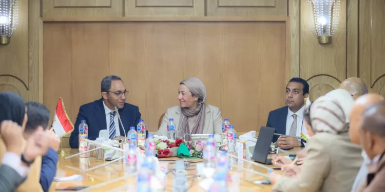 وزيرة البيئة ومحافظ قنا يتفقان على تحويل المحافظة إلى نموذج صديق للبيئة