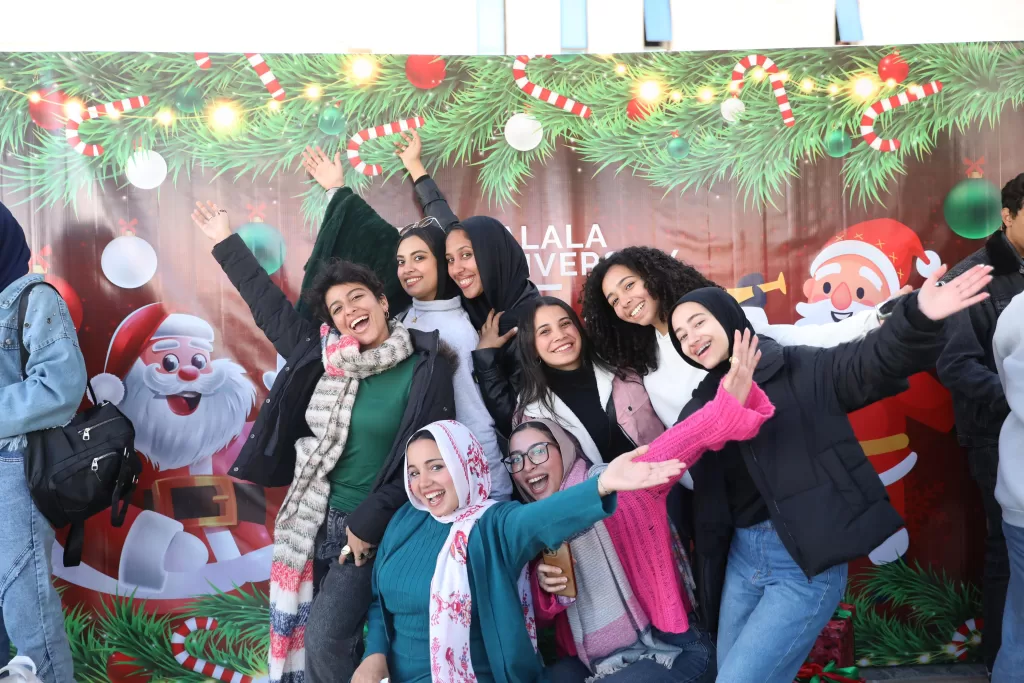 جامعة الجلالة تنظم بازار الكريسماس «Santa’s Fair» في أجواء احتفالية مميزة 2 | جريدة الجمهورية