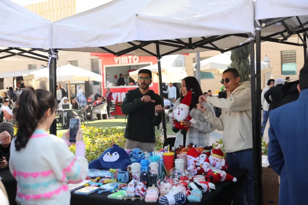 جامعة الجلالة تنظم بازار الكريسماس «Santa’s Fair» في أجواء احتفالية مميزة 6 | جريدة الجمهورية