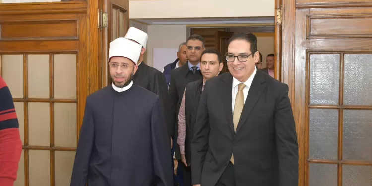 «حياة كريمة» تُشيد بدور جامعة القاهرة في التنمية.. وتكريم استثنائي لرئيس الجامعة