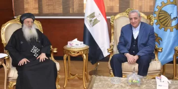 تعاون مثمر بين المحافظة والكنيسة.. محافظ الغربية والأنبا بولا يناقشان استعدادات الأعياد