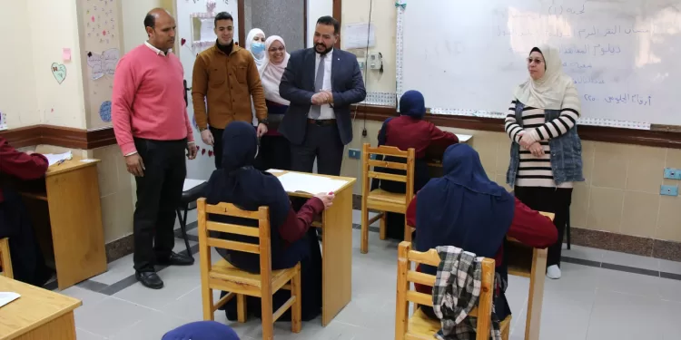 محافظ بني سويف يتابع سير امتحانات الصف الأول بالمعهد الفني للتمريض