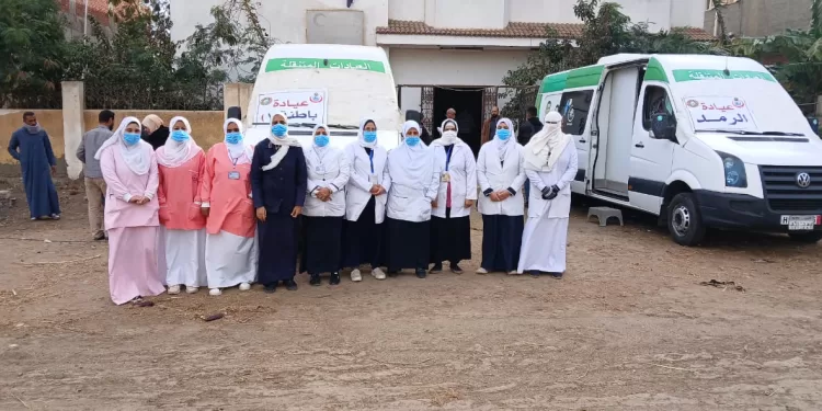 الكشف على ٨٣٩ مريض بقافلة علاجية بالدقهلية