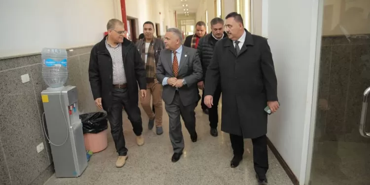 رئيس جامعة السويس يتفقد مركز الاختبارات الإلكترونية