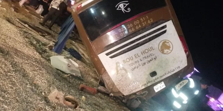 33 مصابًا في حادث انقلاب أتوبيس على طريق السويس- القاهرة