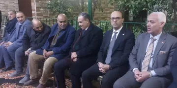 فيديو| وزير الخارجية يتلقى عزاء شقيقه بأسيوط