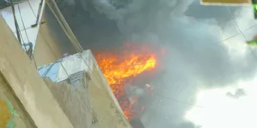 ماس كهربائى السبب: حريق هائل بمخازن إطارات وقطع غيار سيارات بالتوفيقية