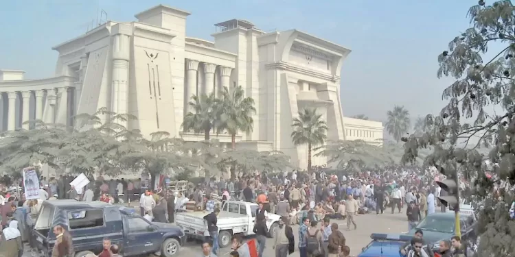 حاصروا المحكمة الدستورية ومدينة الإنتاج الإعلامى .. وحاولوا أخونة الدولة